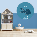 Realistische goudvis met koraal op oceaan blauwe achtergrond. personaliseerbare kinderkamer muurcirkel en behangcirkel.